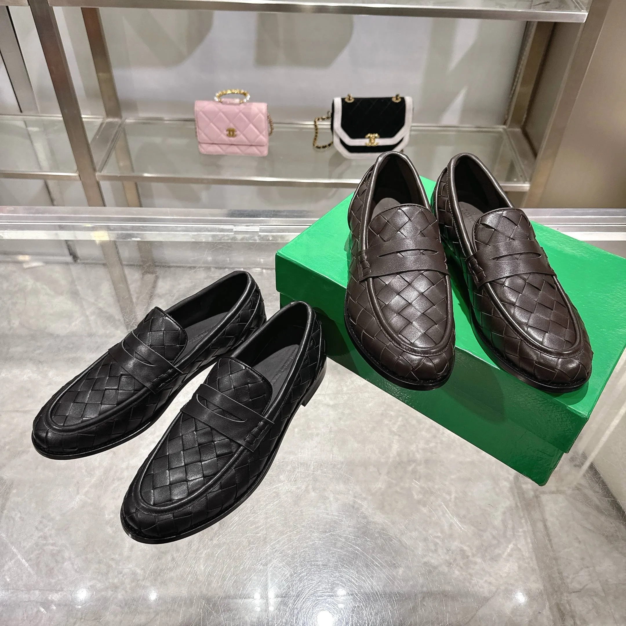 [BV] Top P: 820💰Size for couples: Female 35-39 Male 39--44 (Female 40. Male 38.45.46.47 customization is not returnable) [Note‼ ️] Add 💰 to size 46, add 💰 to size 47. Bottega Veneta small round toe braided formal leather shoes for couples in 2026 spring counters! Grained cowhide woven! Solid color Niuli! Leather outsole! [Rose][Rose]! Purely hand-woven and operated, the original board is reproduced one-to-one! quality assurance!